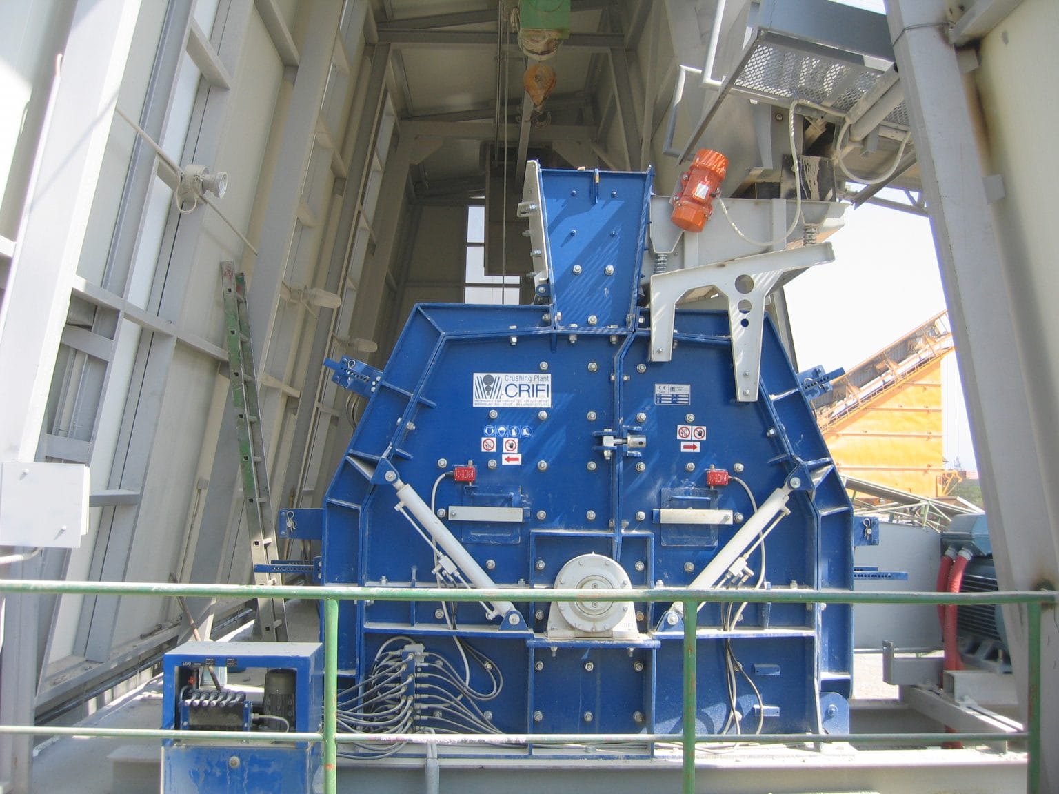 Sekundarni reverzibilni udarni drobilec CRM 800 4